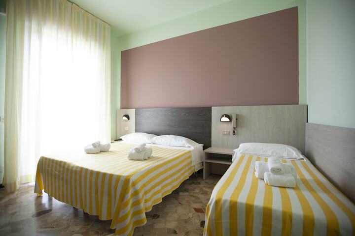 Room 9 of 34