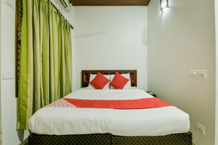 Room 13 of 28