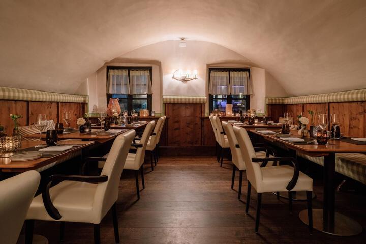 Dining 4 of 23