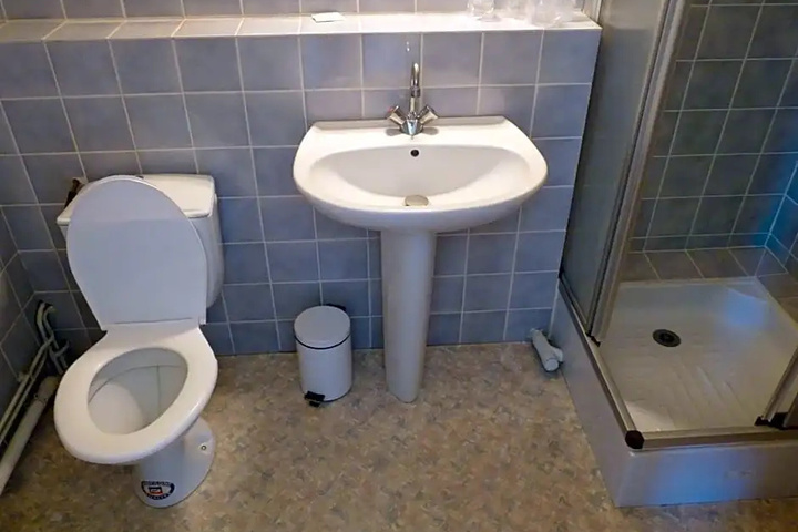 Room 6 of 18