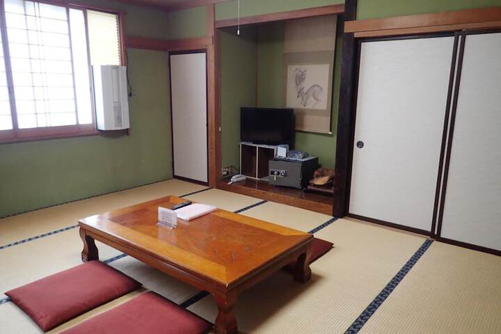 Room 7 of 33