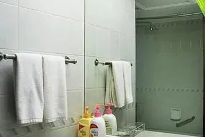 Room 10 of 12