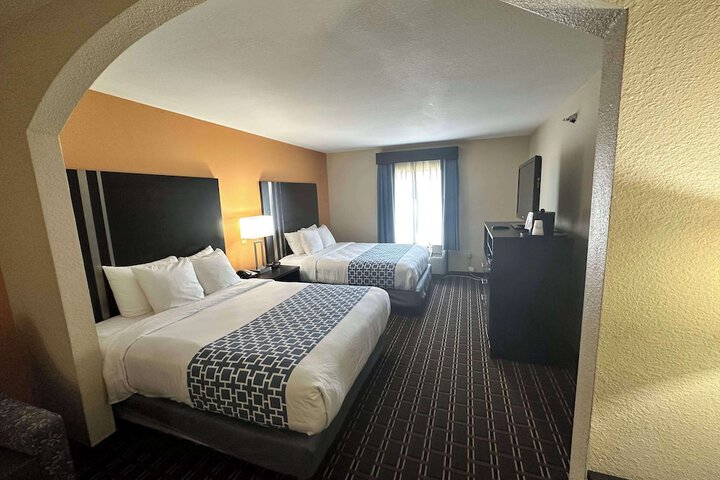 2 Queen Beds High Speed Internet Accessible Microwave and Refrigerator, Coffee Maker Iron and Ironing Board Hairdryer Full Breakfast (1 of 6)