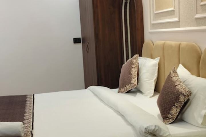 Room 15 of 118