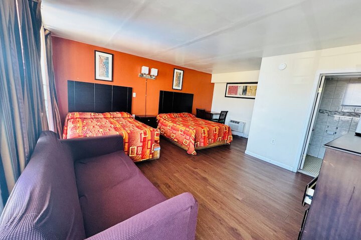 2 Queen Beds and Sofa (4 of 19)