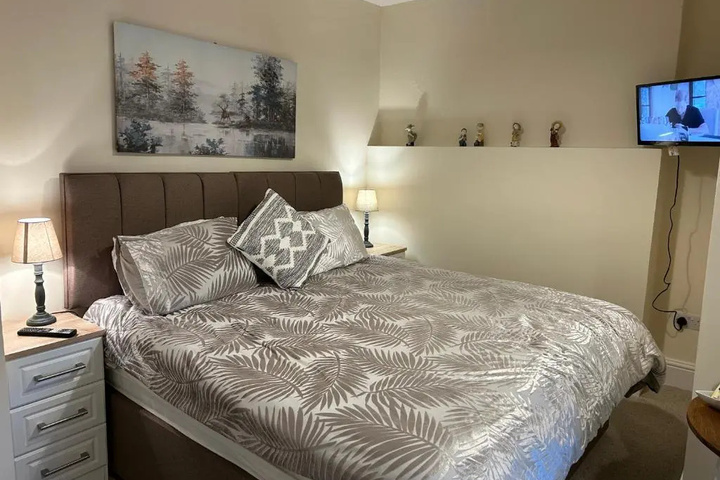 Room 2 of 10