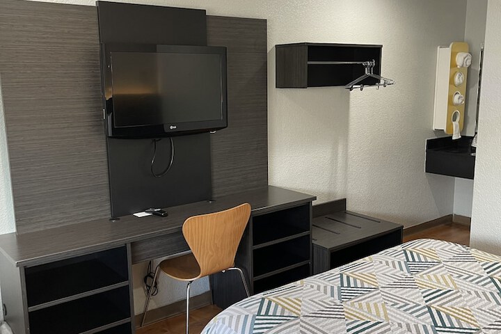1 Queen Bed (1 of 17)