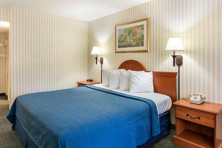 1 King Bed (1 of 20)
