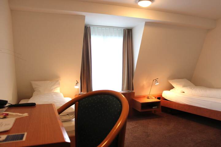 Room 6 of 16