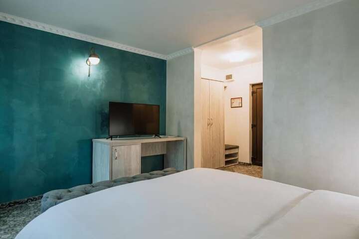 Room 7 of 42