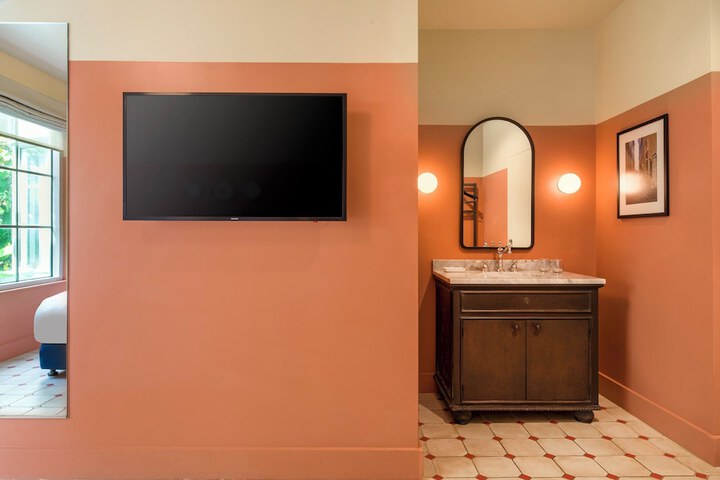 Room 10 of 46