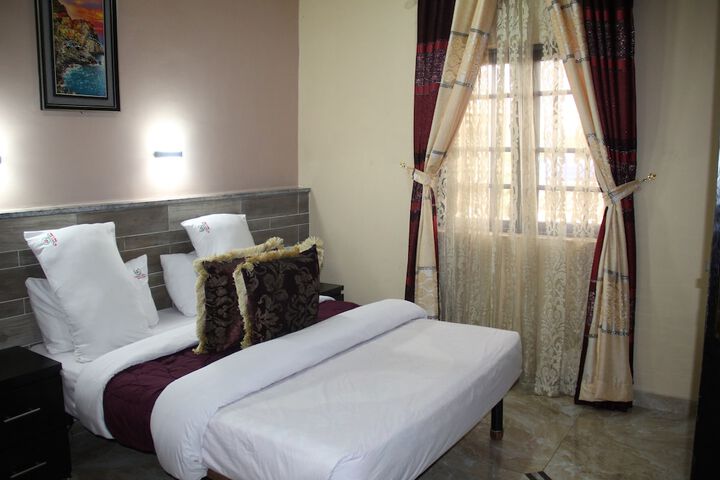 Room 4 of 14