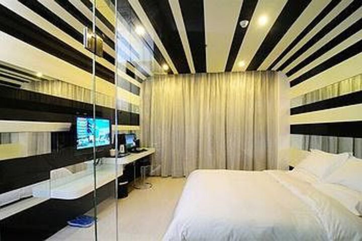 Room 6 of 16