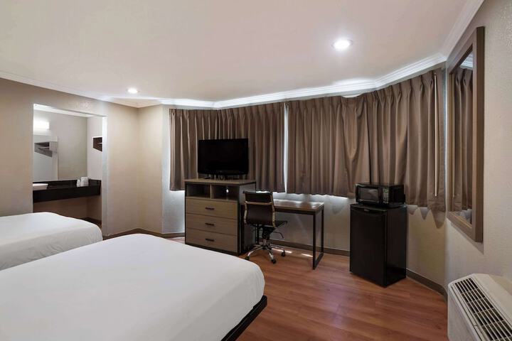 1 Queen Bed (6 of 24)