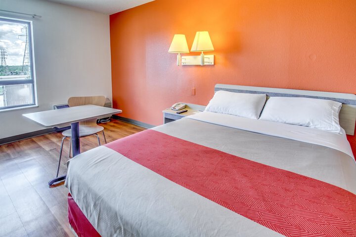 1 Queen Bed (11 of 13)