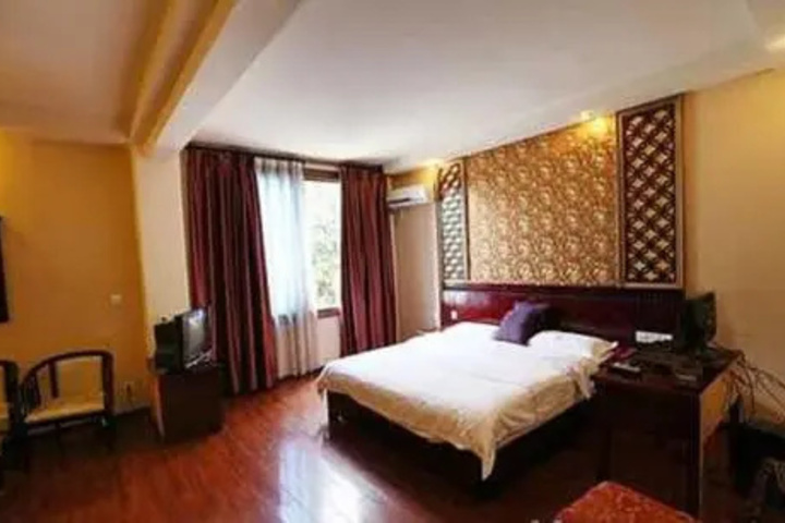 Room 4 of 8