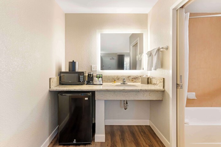 1 Queen Bed Exterior Accessible Microwave and Refrigerator Full Breakfast (15 of 22)