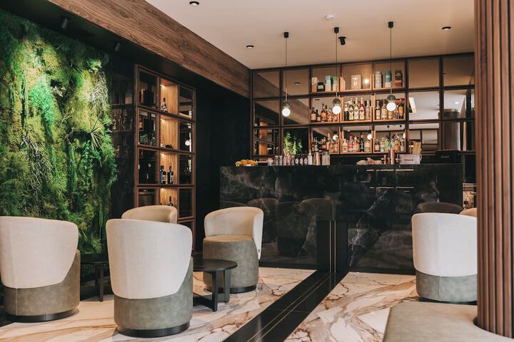 Lounge 128 of 145