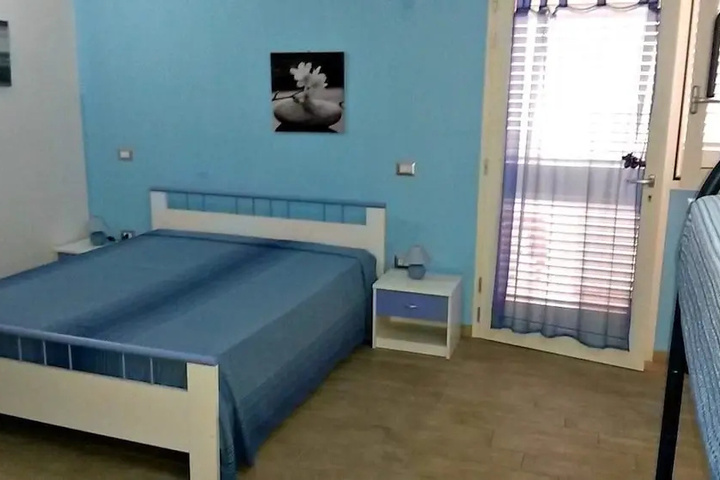 Room 6 of 10