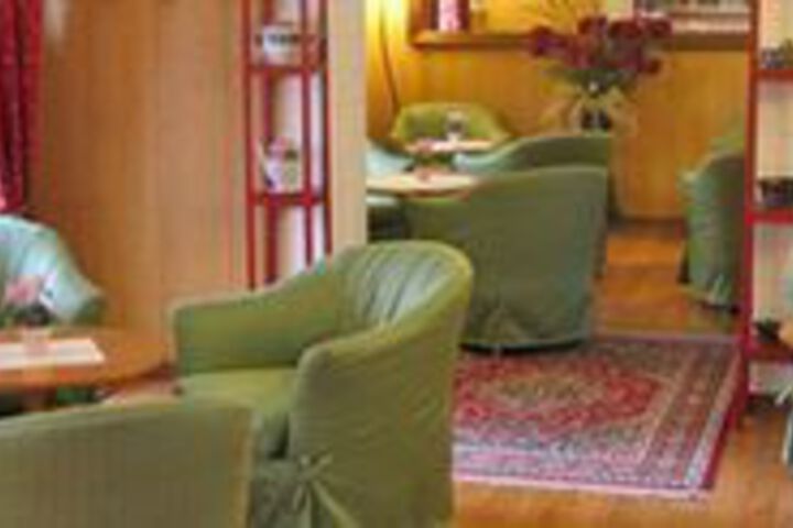 Lounge 38 of 54