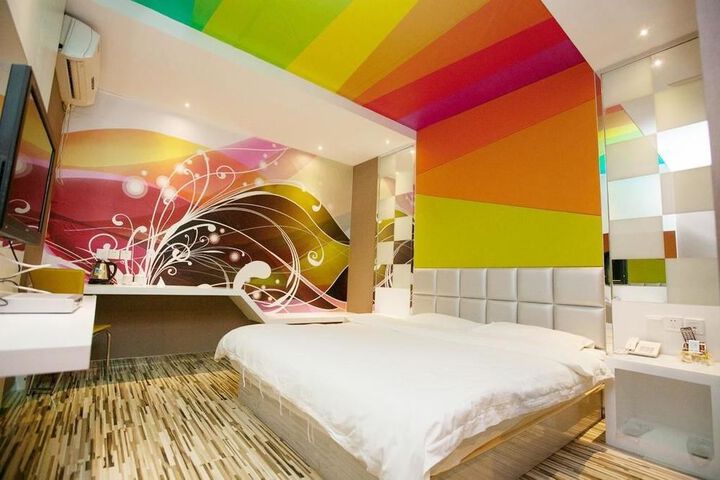 Room 9 of 17