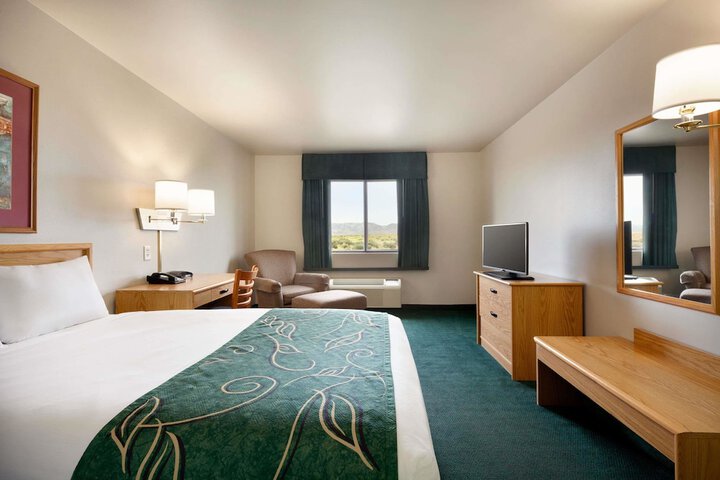 Room 8 of 16