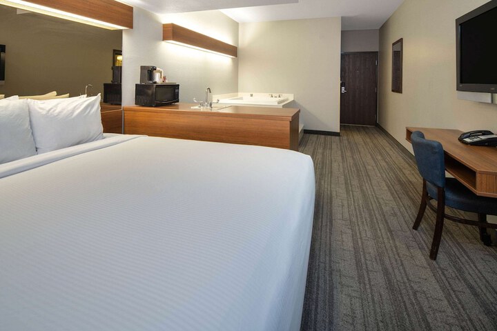 Room 8 of 32
