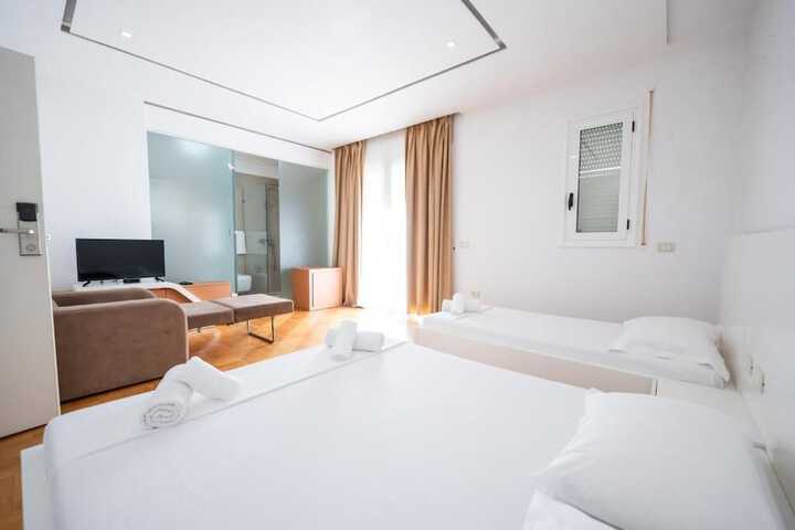 Room 9 of 30