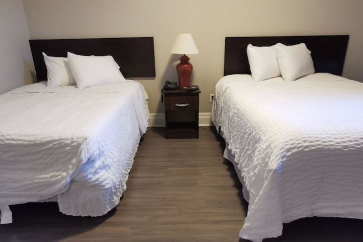 1 Queen Bed (5 of 33)