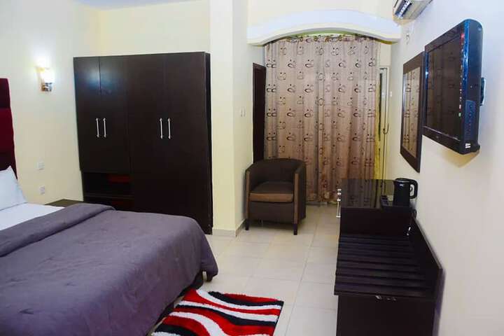 Room 32 of 67