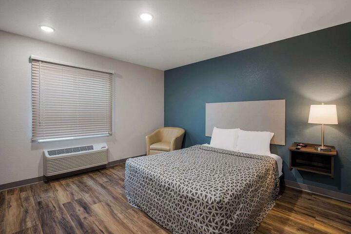 1 Queen Bed (3 of 15)