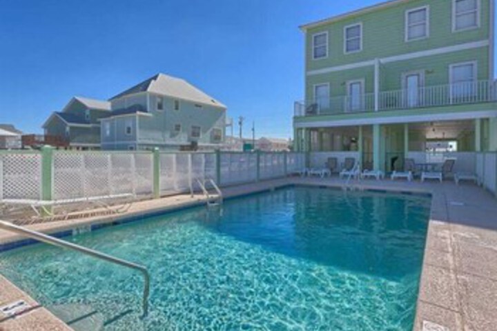 Pool 28 of 45