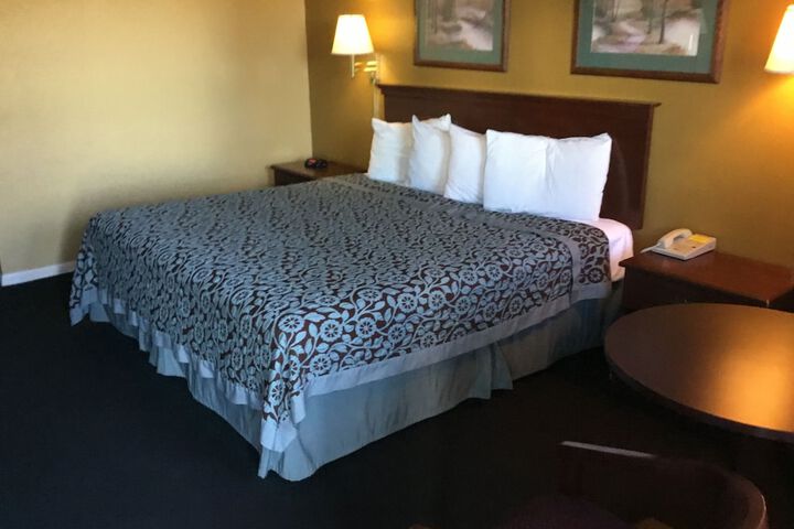 Basic Single King Bed (5 of 11)