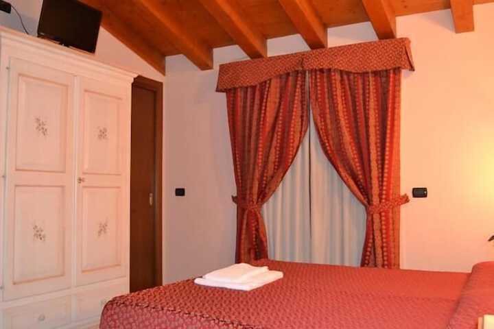 Room 9 of 30