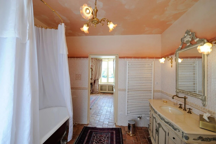 Room 8 of 17