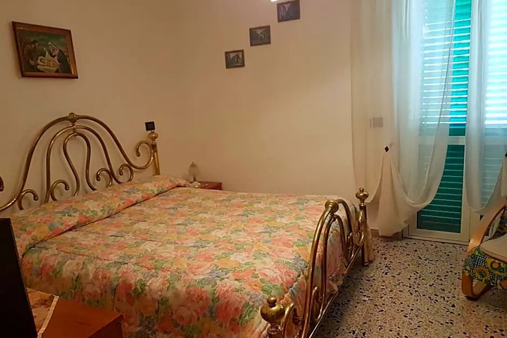 Room 5 of 12