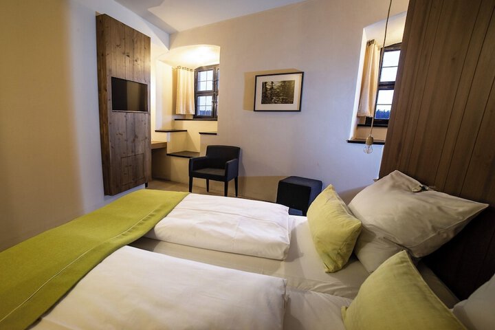 Room 5 of 33