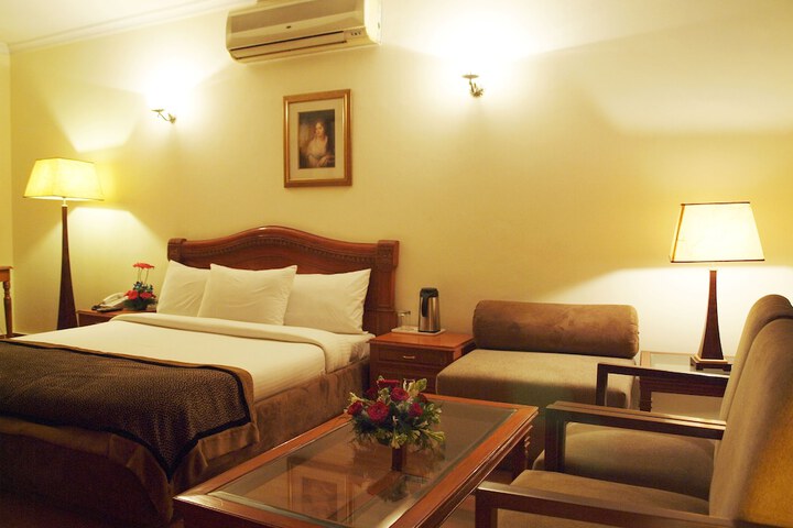 Room 6 of 16