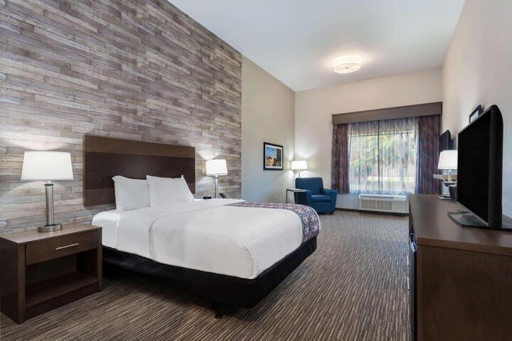 1 King Bed Accessible Room Bathtub with Grab Bars Sofa Bed (3 of 14)