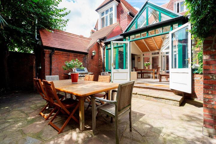 Veeve - The Dutch House