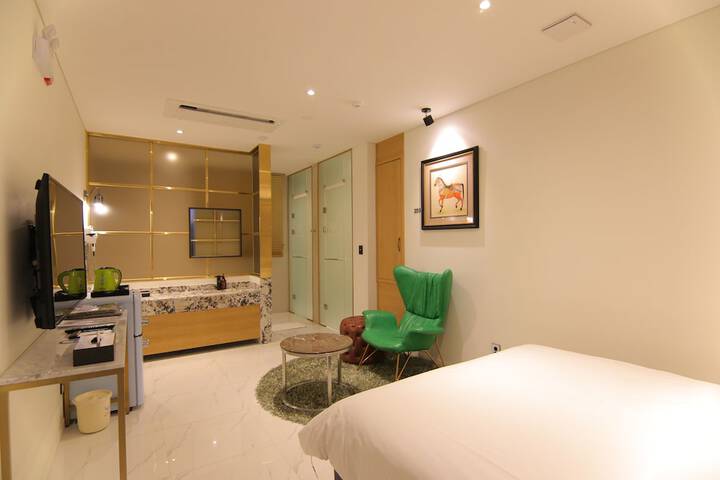 Room 14 of 190