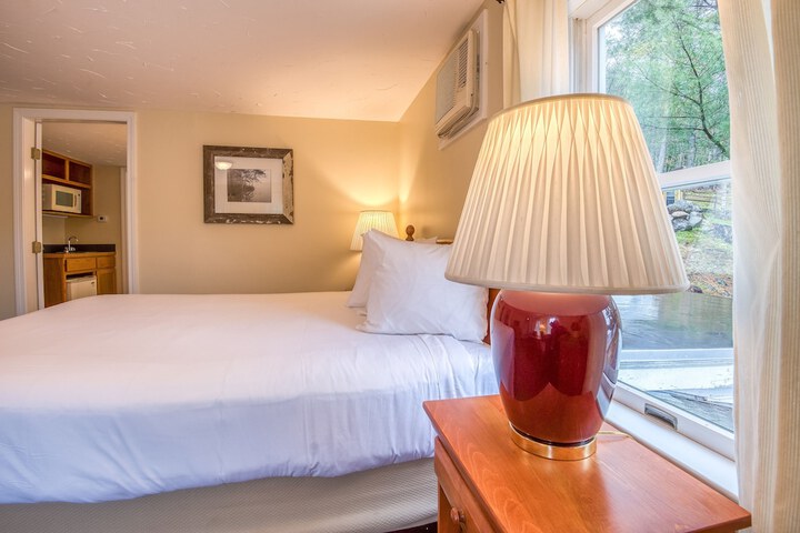 Slope Queen Bed with View (95 of 100)