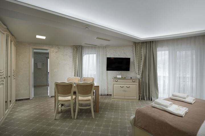 Room 10 of 103