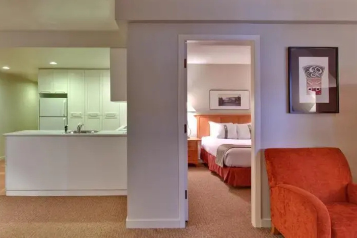 Room 5 of 8