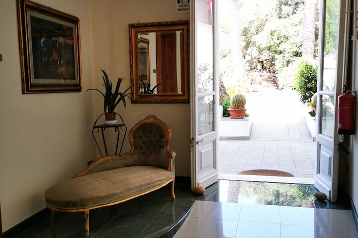 Room 10 of 35