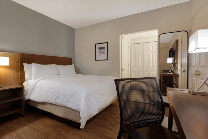 Studio Queen Size Bed (16 of 21)