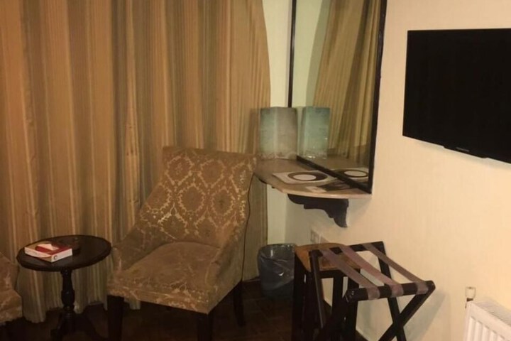Room 28 of 48
