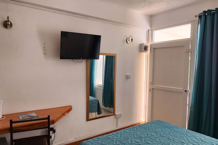 Room 5 of 98