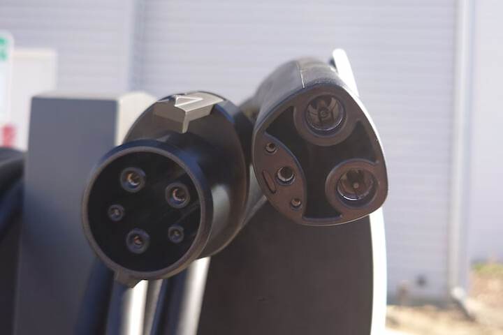 Electric vehicle charging station