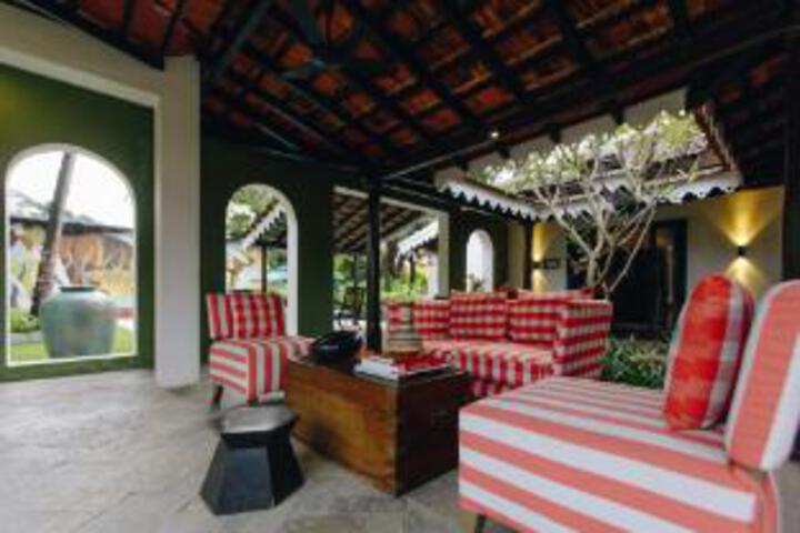 Lounge 3 of 23